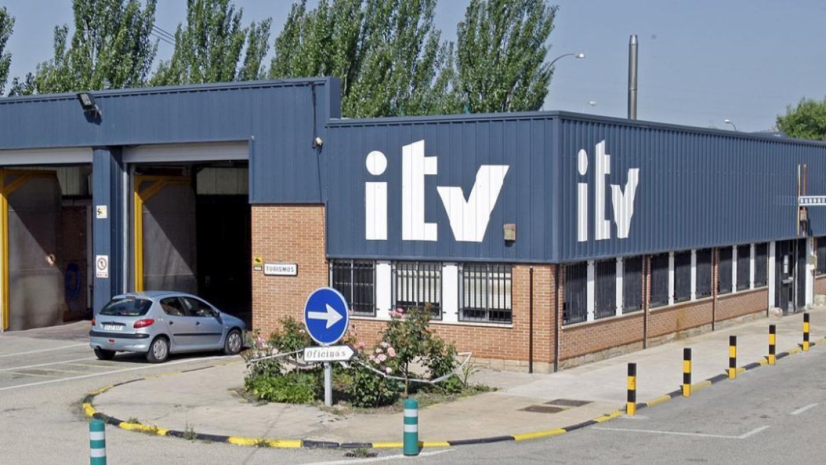 Un vehículo en la estación de la ITV de la capital.. HDS