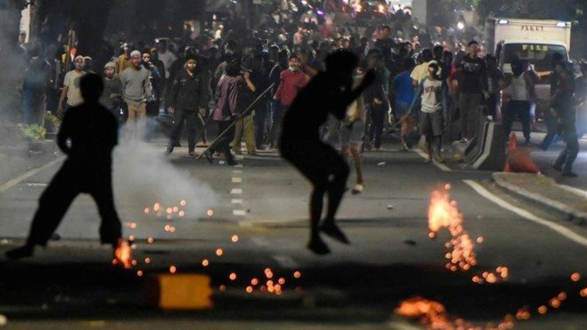 Los manifestantes se enfrentan a la policía en las protestas contra la reelección del presidente, este miércoles en Yakarta.-REUTERS
