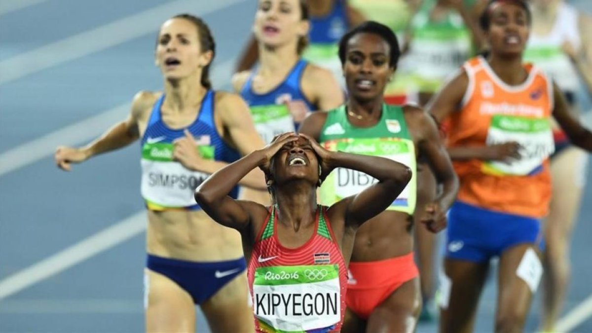 Kipyegon celebra la victoria ante Dibaba en el 1.500.-AFP / JEWEL SAMAD