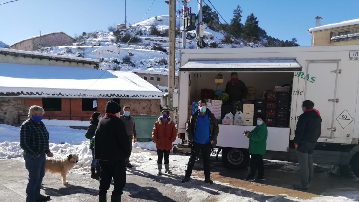 Vecinos esta mañana en Montenegro de Cameros.-HDS