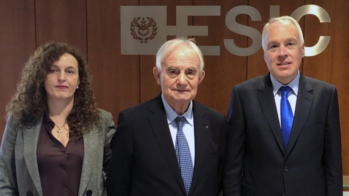 Delgado, Reyes y Muñoz Remacha posan en la sede del ESIC.-HDS