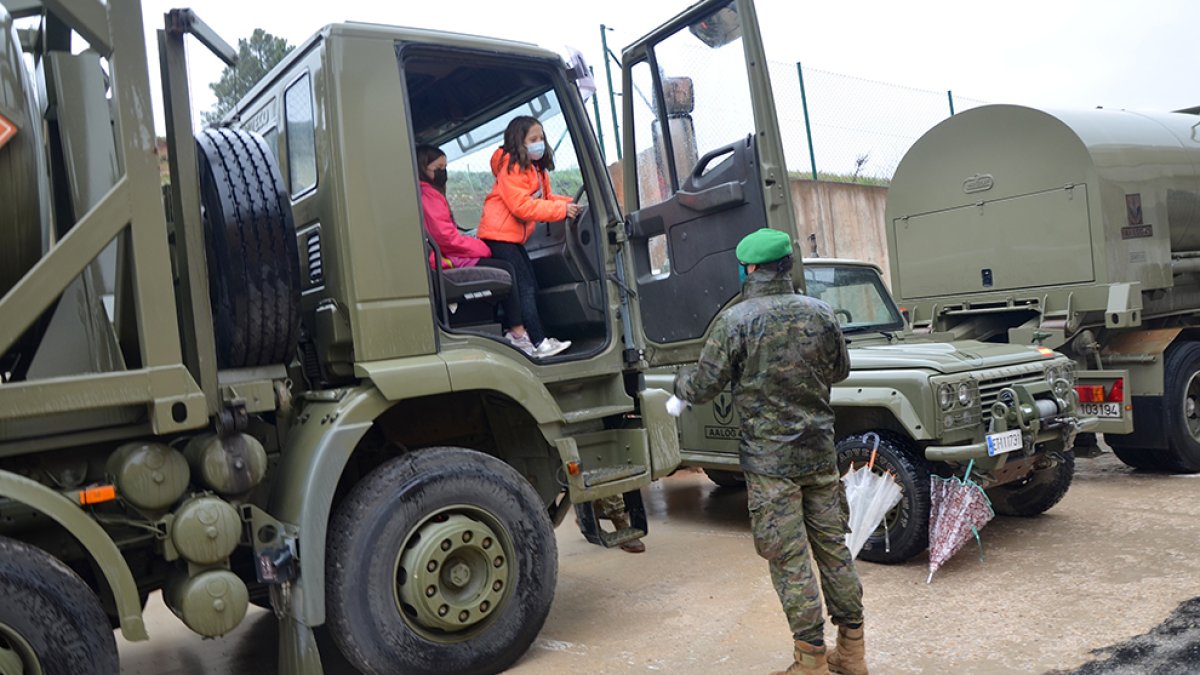 Los más pequeños se han interesado por los vehículos del Ejército. R.F.
