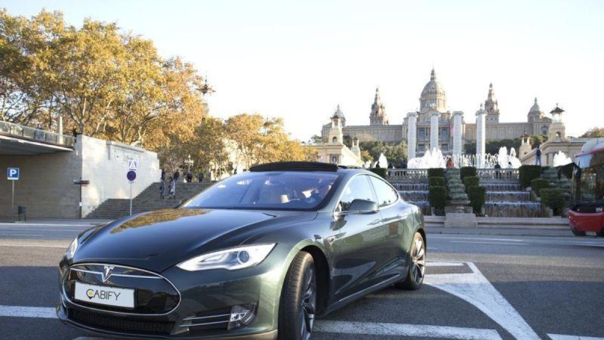 La nueva normativa regulará la actividad de servicios como Uber o Cabify-EL PERIÓDICO