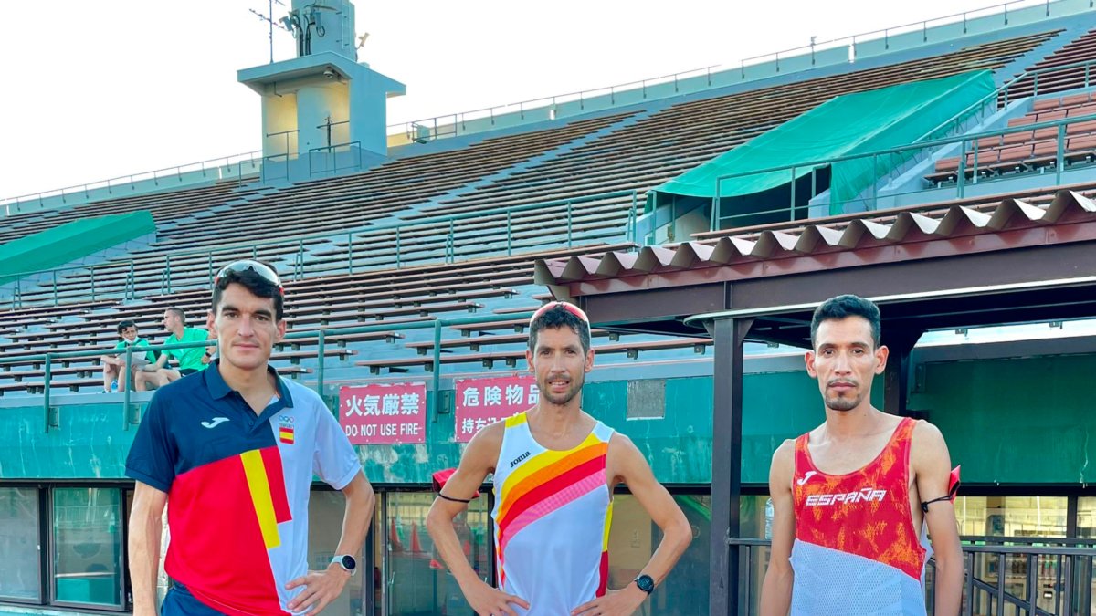 Daniel Mateo junto con Javi Guerra y Ayad Lamdassem en los pasados Juegos de Tokio. RFEA