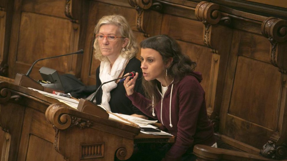 El juez absuelve a las regidoras de la CUP por Barcelona Rovira y Lecha de un delito leve de lesiones durante una protesta frente a la Ciudad de la Justicia.-JOAN CORTADELLAS