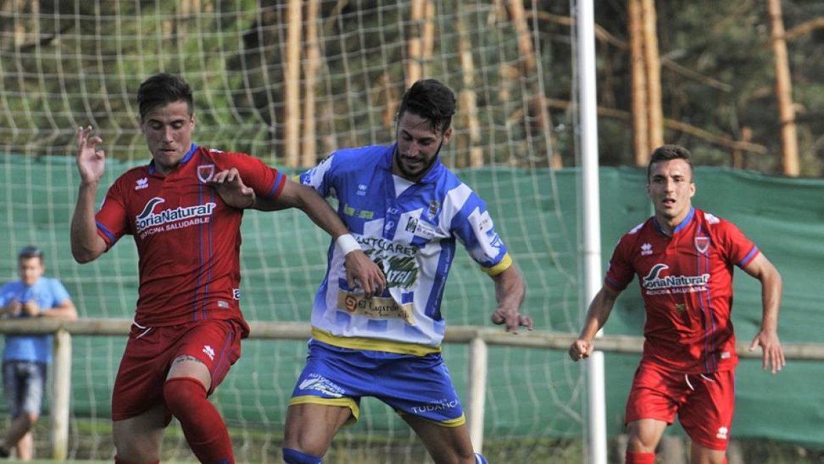 El Numancia confirmó que va a más en la pretemporada con un buen partido y con una goleada ante la Arandina.-Diego Mayor