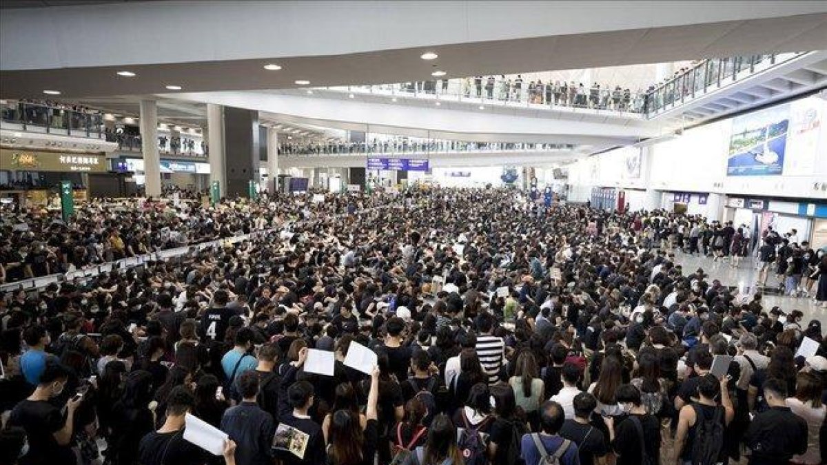 Miles de manifestantes abarrotan el aeropuerto de Hong Kong, este lunes.-VINCENT THIAN (AP)