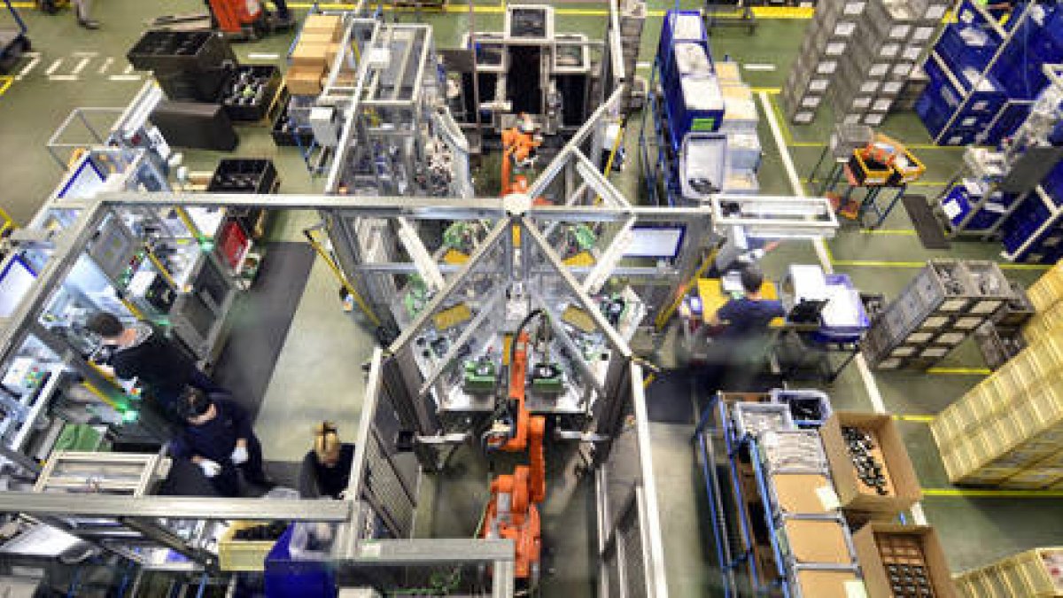 Interior de la fábrica de FicoMirrors enSoria, en su zona de montaje, en una imagen tomada la semana pasada. / ÁLVARO MARTÍNEZ-