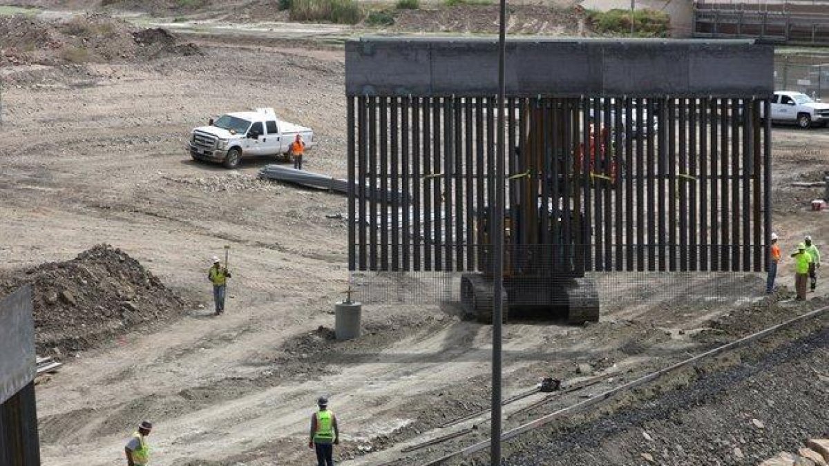Parte del muro que construyen los particulares en la frontera de los EEUU y México.-EFE