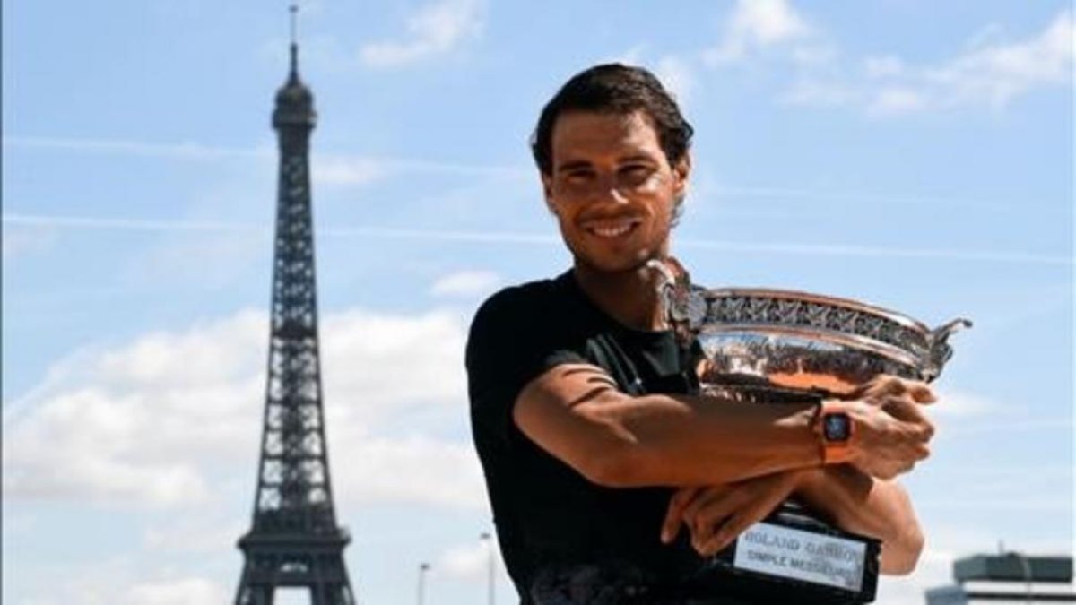 Rafa Nadal posa con la Copa de los Mosqueteros-