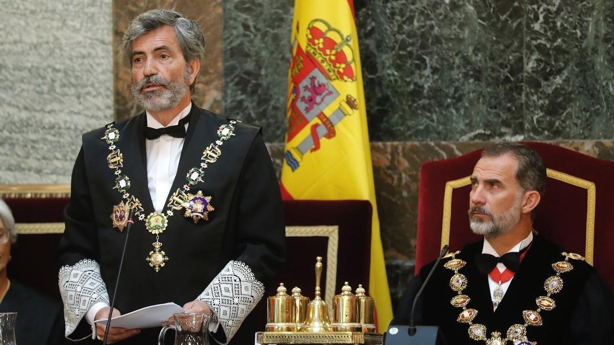 Discurso de Carlos Lesmes, presidente del Tribunal Supremo y del CGPJ, durante la apertura del año judicial. A su lado, el rey Felipe VI.-EFE
