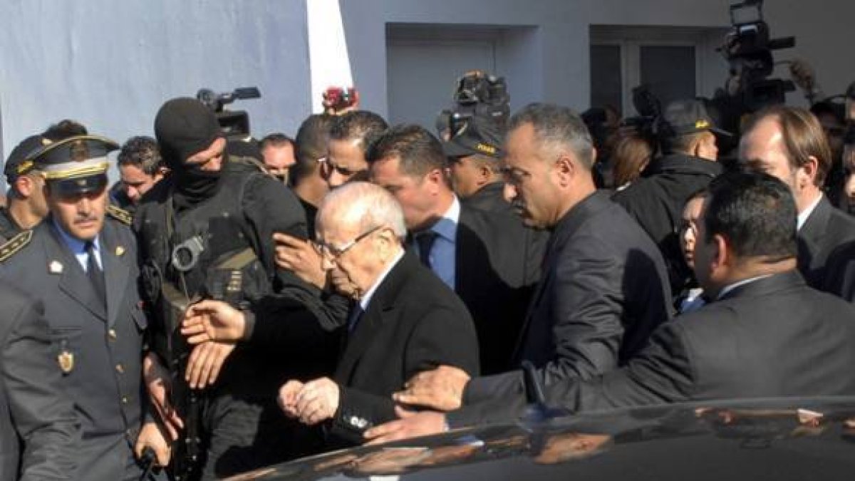 El presidente de Túnez, Béji Caïd Esebsi (centro), sale del hospital Charles Nicol tras visitar a heridos en el atentado del Museo del Bardo.-Foto: EFE