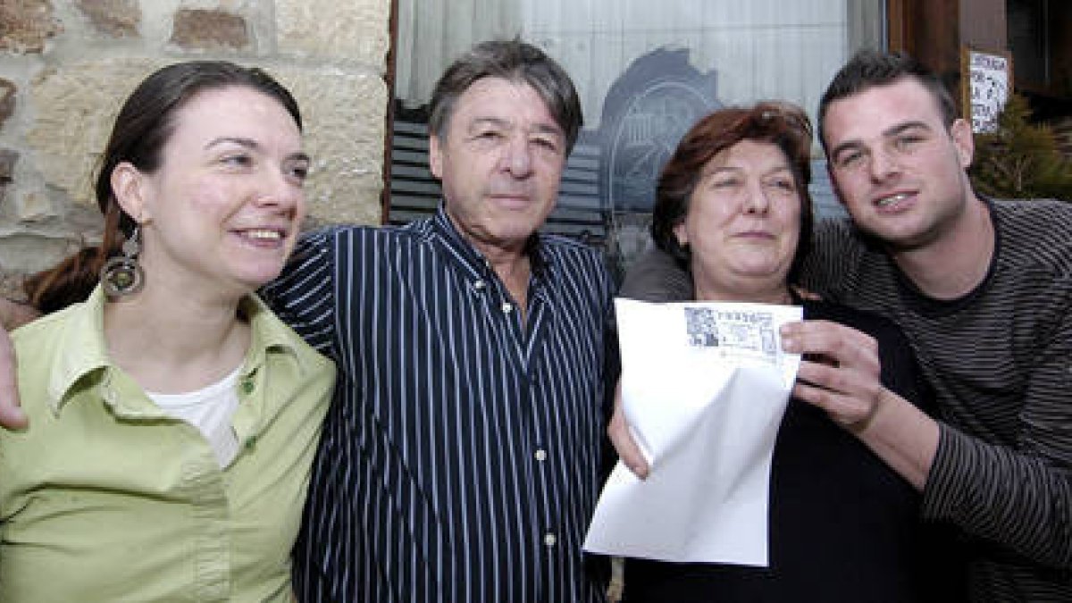 Rocío, Simeón, Águeda y Manuel muestran una fotocopia del décimo del Gordo que les ha dejado 300.000 euros a cada uno. / ÁLVARO MARTÍNEZ-