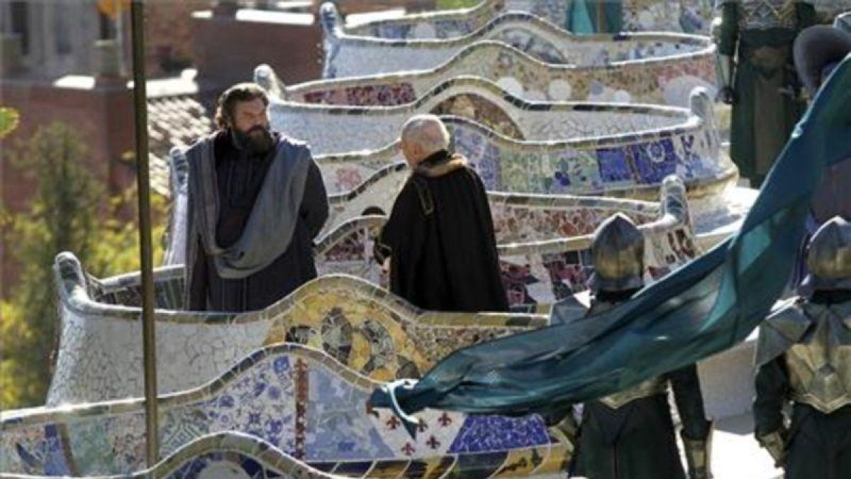 Vicent D'Onofrio, como el Mago, en el rodaje de la serie 'Emerald City', en el Park Güell de Barcelona.-COSMO
