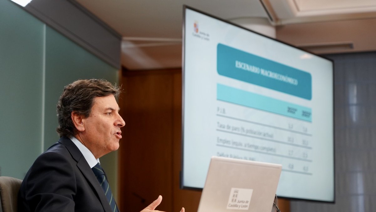 El consejero de Economía y Hacienda y portavoz, Carlos Fernández Carriedo, comparece en rueda de prensa posterior al Consejo de Gobierno.-ICAL