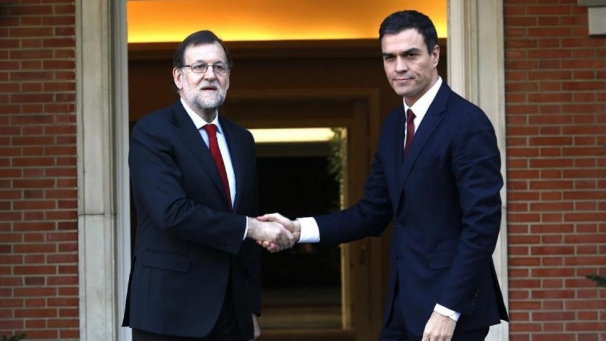 Rajoy y Sánchez, el pasado 23 de diciembre en la Moncloa.-DAVID CASTRO