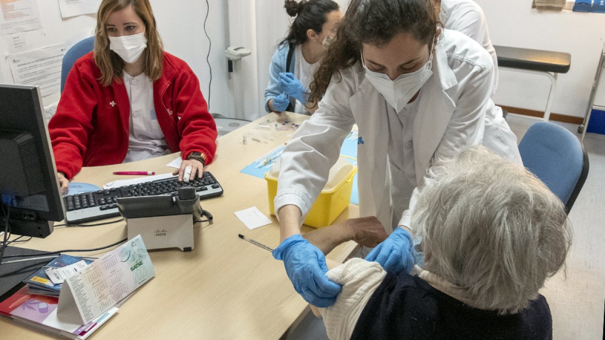 Inoculación de una vacuna anticovid. MARIO TEJEDOR