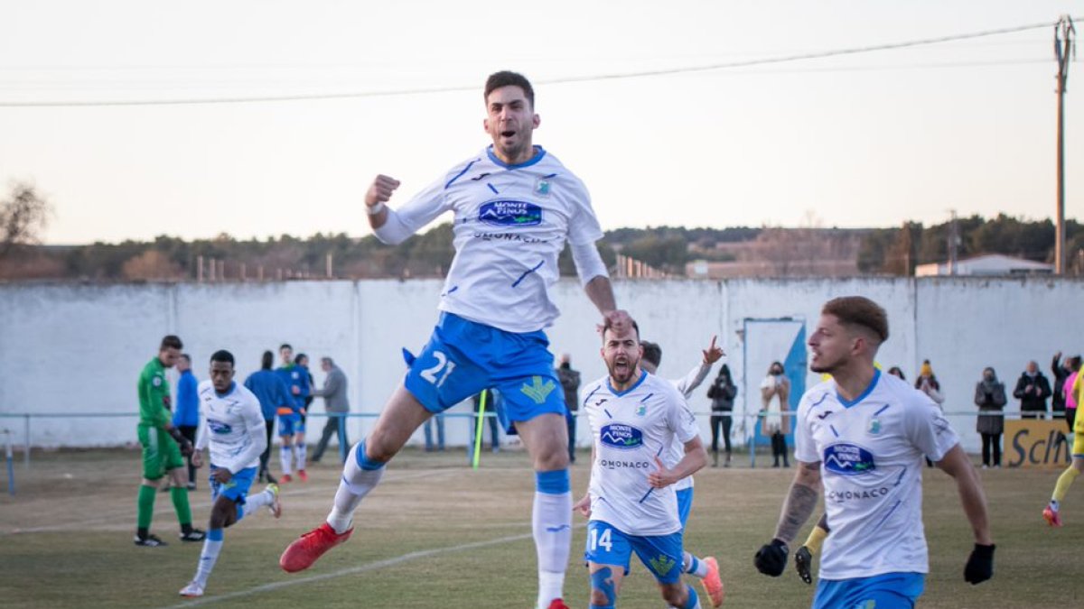 El Almazán espera seguir celebrando goles y buenos resultados en su carrera hacia el ascenso. GONZALO MONTESEGURO