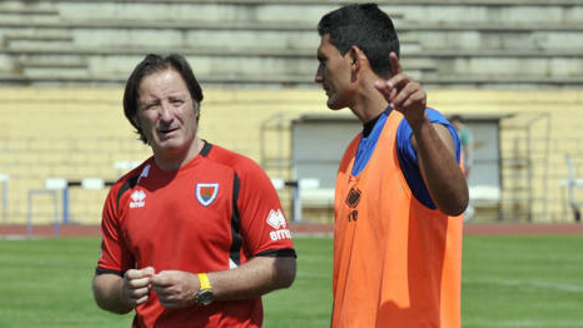Juan Antonio Anquela dialoga con Juanma en un entrenamiento. / ÁLVARO MARTÍNEZ-