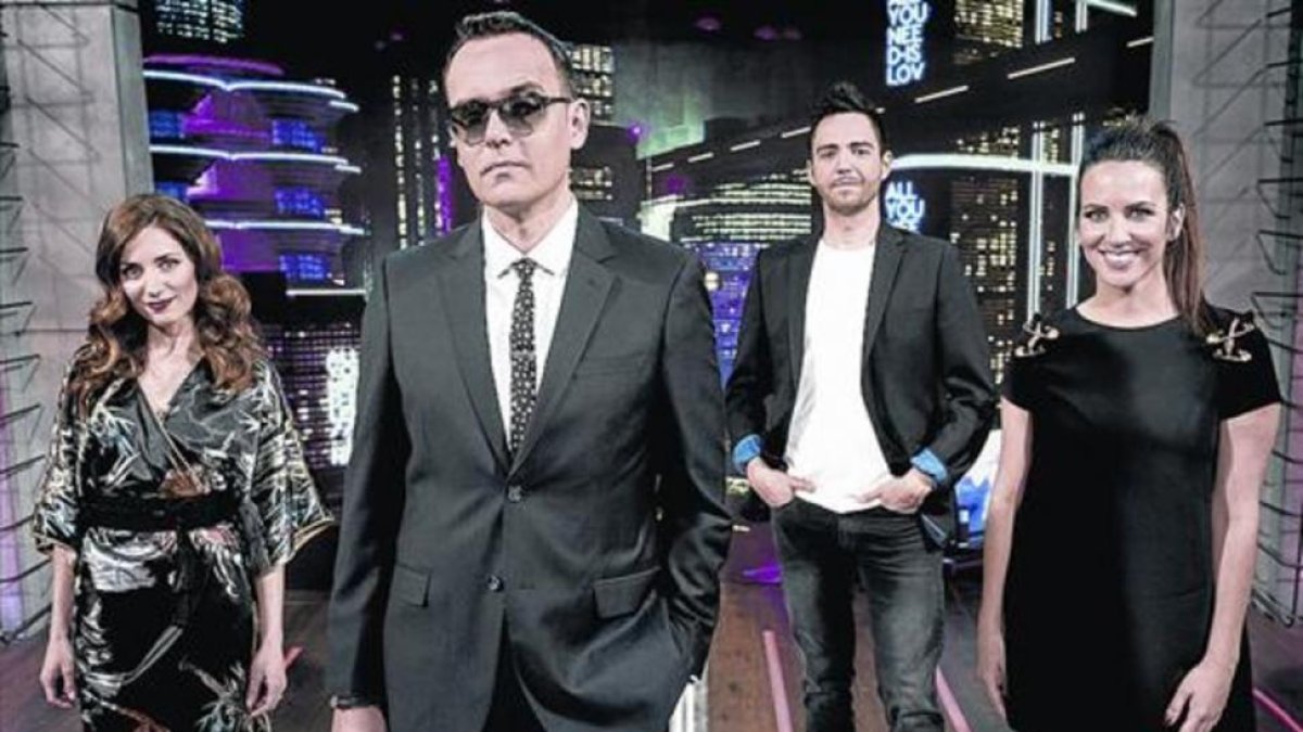 Arriba, Risto Mejide con sus colaboradores América Valenzuela, David Guapo e Irene Junqueda (derecha).-