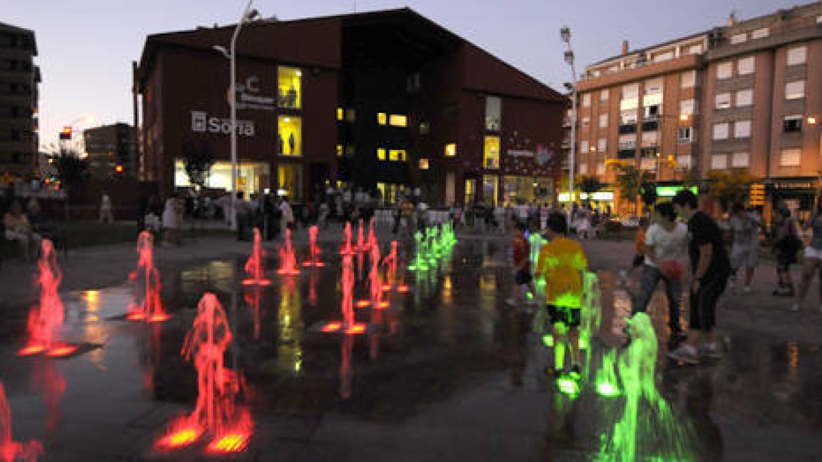 Uno de los edificios municipales iluminados. / V.G.-