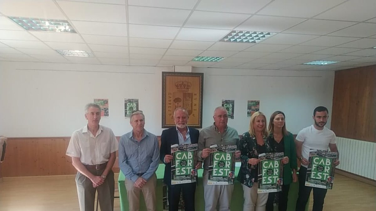 Asistentes a la presentación del programa de feria en Cabrejas.-R. F.