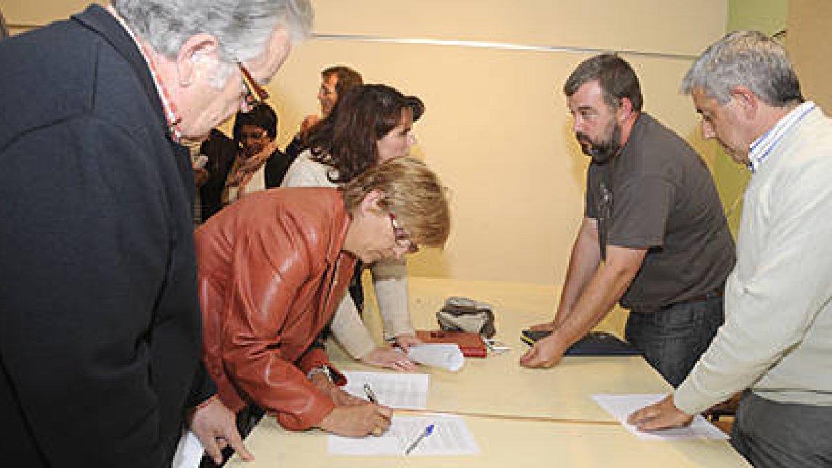 Alcaldes de Pinares firmando el documento en el que piden a Norma continuidad. / V. G. -