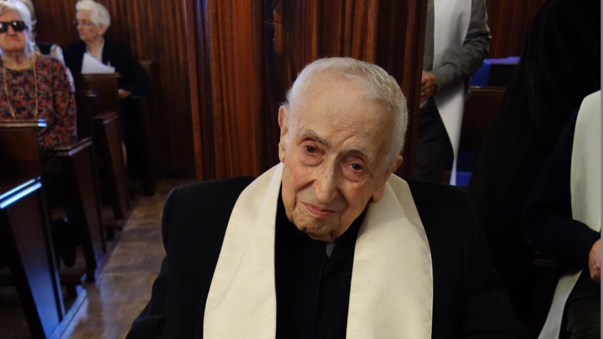 Tomás Leal con la estola blanca que le regaló el Papa.-HDS