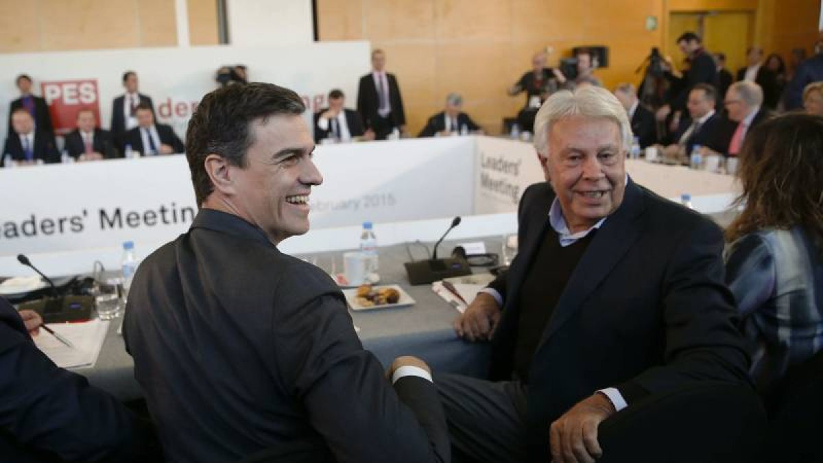 El líder del PSOE, Pedro Sánchez (i), y el expresidente del Gobierno, Felipe González (d), al inicio de la reunión de representantes del Partido de los Socialistas Europeos (PES) en Madrid.-Foto: EFE