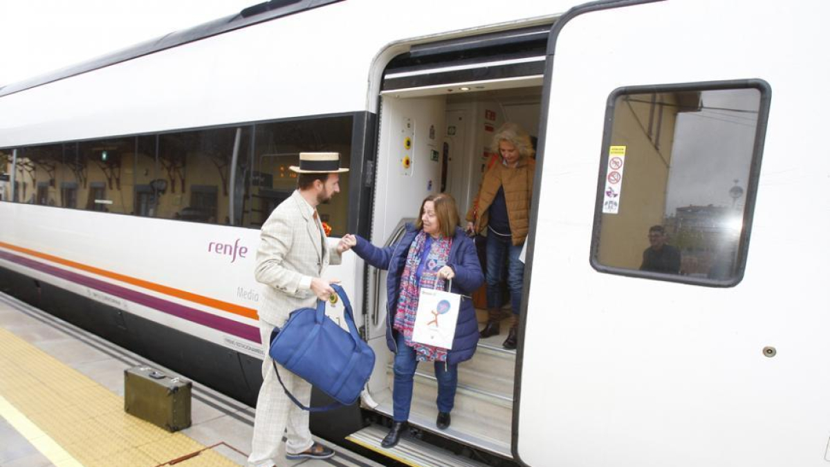Viajeros bajando del tren Campos de Castilla en una edición anterior. MARIO TEJEDOR