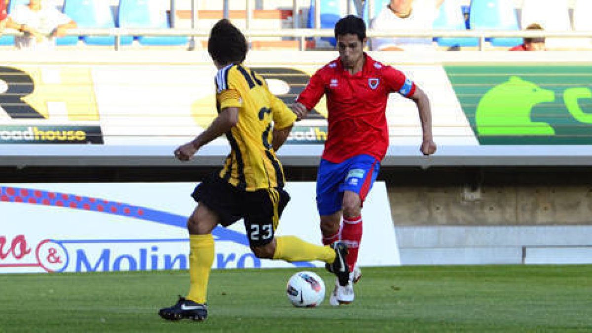 Del Pino durante el encuentro disputado en Los Pajaritos ante el Real Zaragoza. / ÁLVARO MARTÍNEZ-