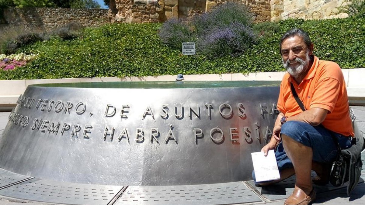 Ismael Boillos, ante los versos de Bécquer y con los suyos en la mano.-TOÑO CARRILLO