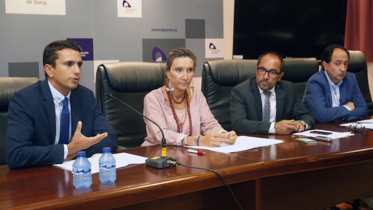 José Antonio González, María Victoria Seco, Luis Rey y Manuel López Represa, ayer en Soria.-M.T.