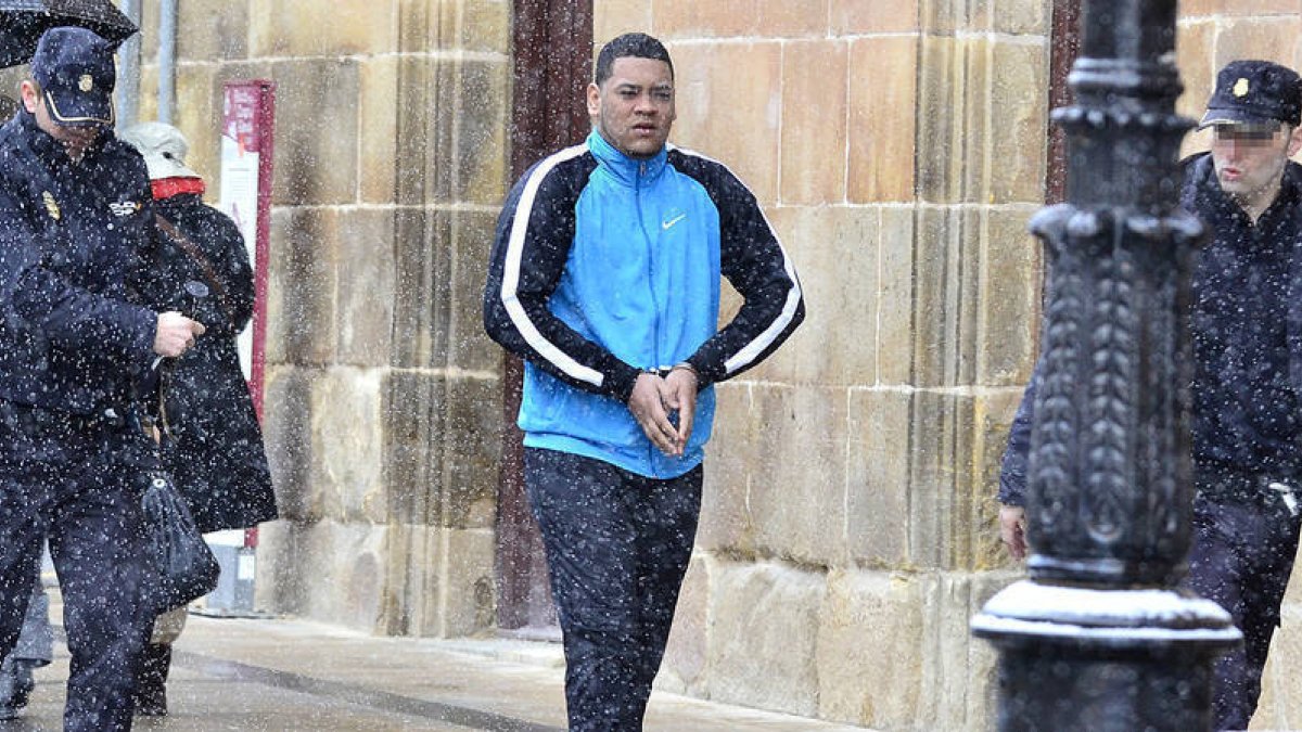 Imagen en exclusiva de Freiddy Mateo Brito dirigiéndose al Palacio de Justicia el pasado 25 de febrero. / ÁLVARO MARTÍNEZ-