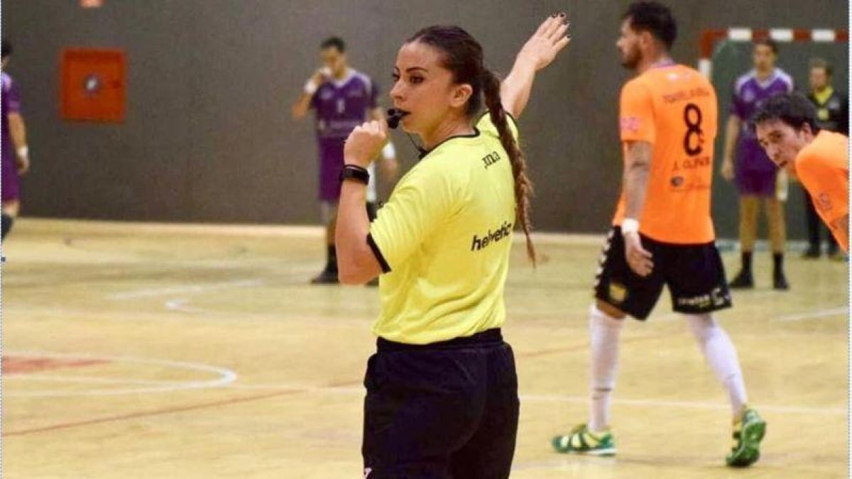 Lorena García, en acción, en un reciente encuentro de balonmano-EL PERIÓDICO