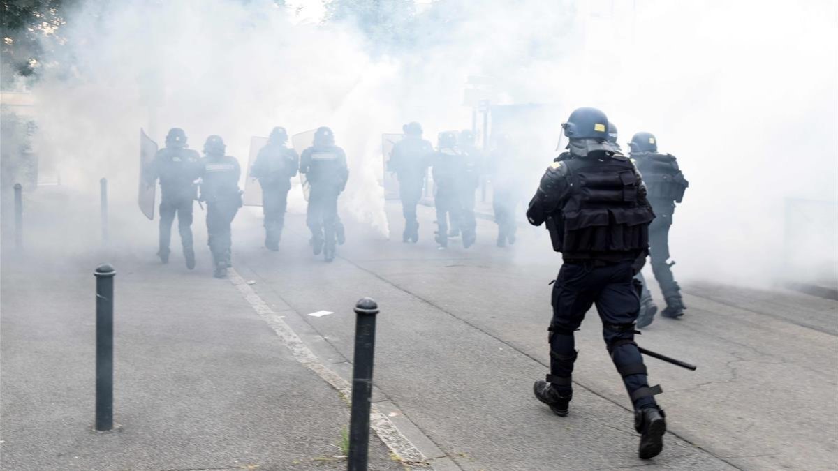 La policía carga contra los manifestantes en medio de una nube de gases lacrimógenos-AFP/ SEBASTIEN SALOM GOMIS