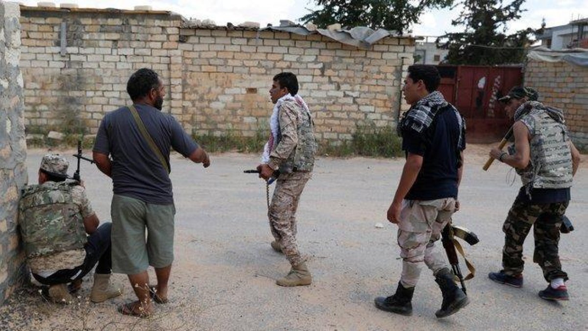 Los combates en Libia han causado más de 500 muertos, más de 3.000 heridos y obligado a más de 30.000 personas a convertirse en desplazados.-REUTERS