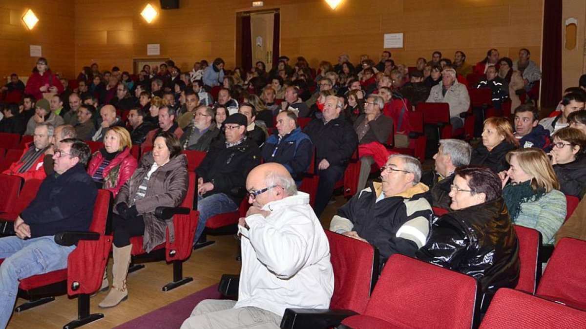 Extrabajadores de Puertas Norma en una asamblea-Álvaro Martínez