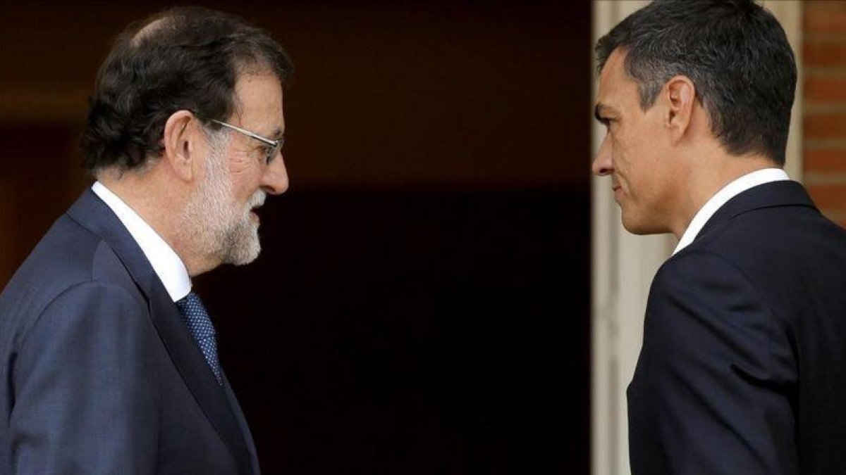 El presidente del Gobierno, Mariano Rajoy, y el secretario general del PSOE, Pedro Sánchez, en una reunión en noviembre del 2017.-JOSE LUIS ROCA