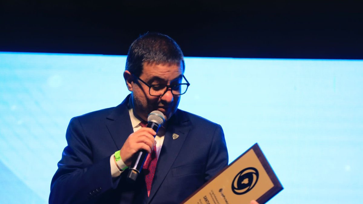 Santiago Morales recogiendo el premio como mejor dirigente del fútbol de Ecuador. CD Numancia
