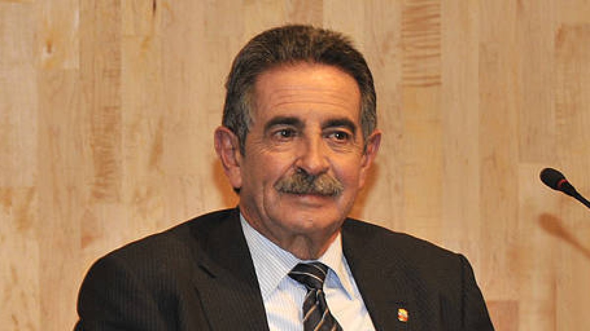Miguel Ángel Revilla en su visita a la capital soriana el 9 de noviembre de 2011. / VALENTÍN GUISANDE-