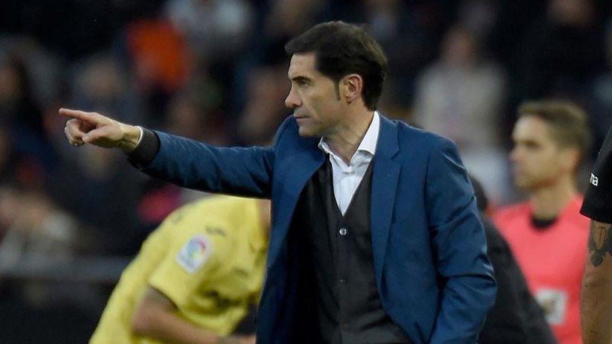 Marcelino da isntrucciones durante el Valencia-Villarreal.-AFP / JOSÉ JORDÁN