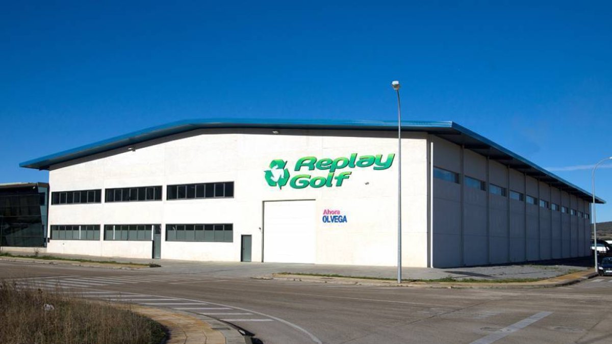 Exterior de las instalaciones de la compañía.-REPLAY GOLF