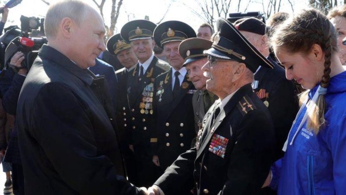 Vladimir Putin saluda a residentes en Crimea.-SPUTNIK / AP