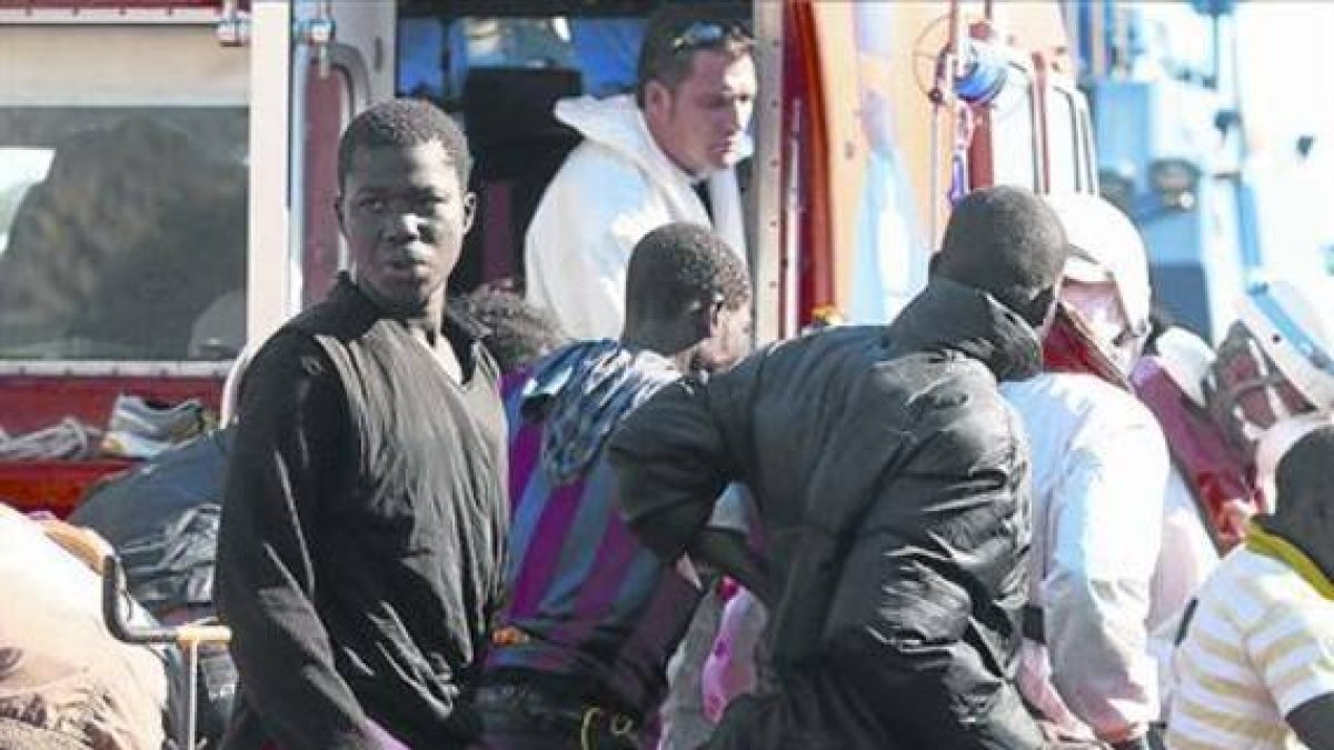 Algunos de los supervivientes de la patera, en el puerto de Almería.-EFE