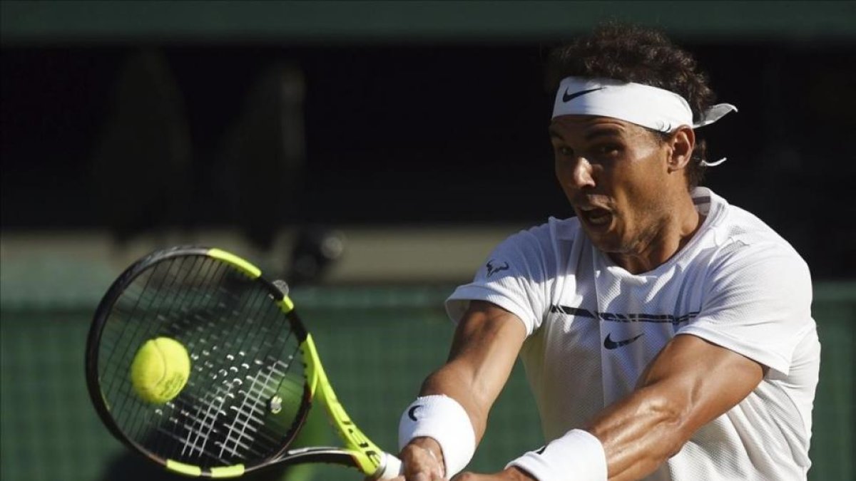 Nadal golpea un revés, ayer ante Young.-EFE