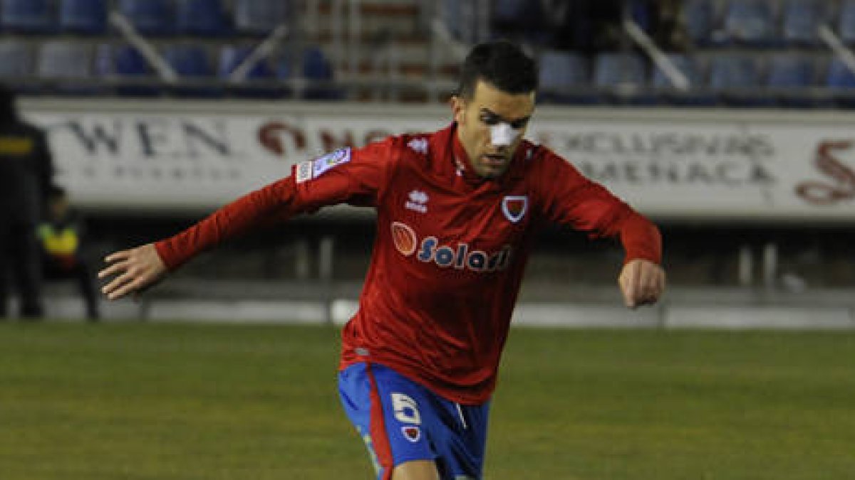 Julio Álvarez jugó ante el Cartagena con la nariz fracturada. / ÚRSULA SIERRA-