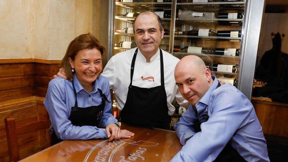 Alicia Castrodeza (i), es la encargada de la bodega; José Ignacio, en el centro, es el Jefe de Cocina; por su parte, Javier, el menor de los hermanos, se encarga de la barra.-- J.M. LOSTAU