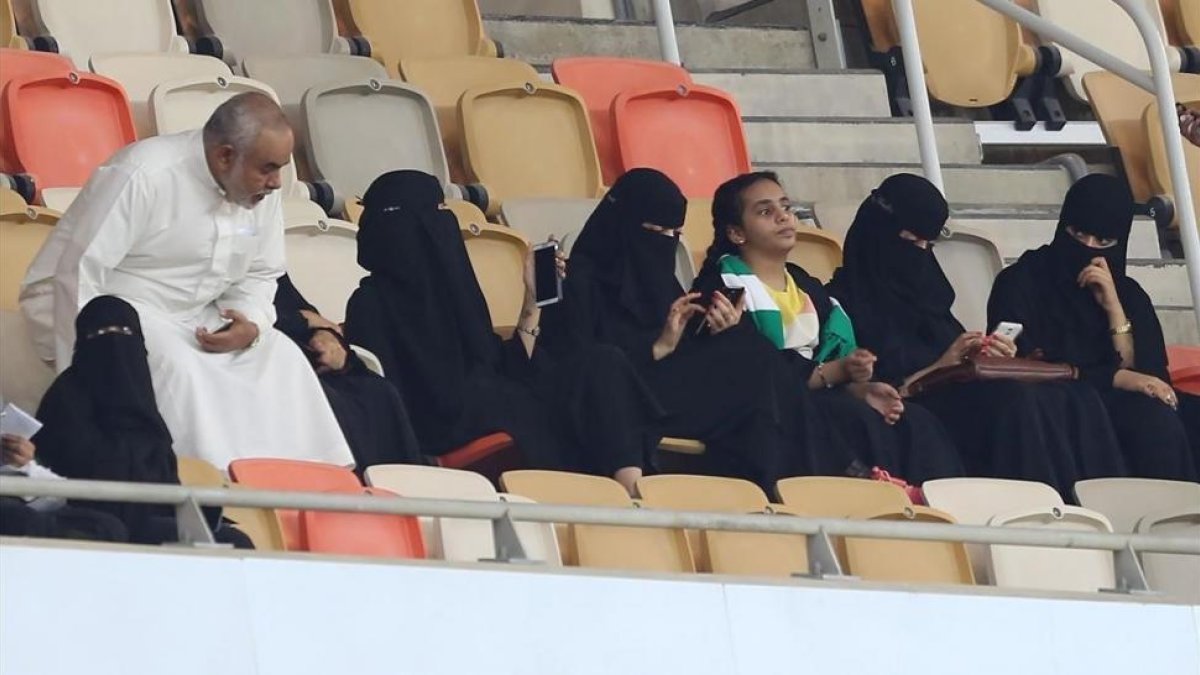 Seguidoras del Al-Alhi presencian el histórico partido celebrado en el estadio Rey Abdulá, en Yeda, el 12 de enero.-/ AFP