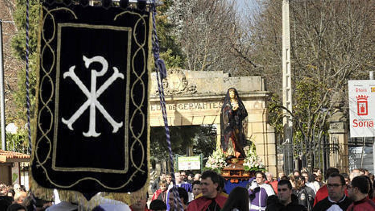 Una procesión a su paso por Mariano Granados. / D.M.-